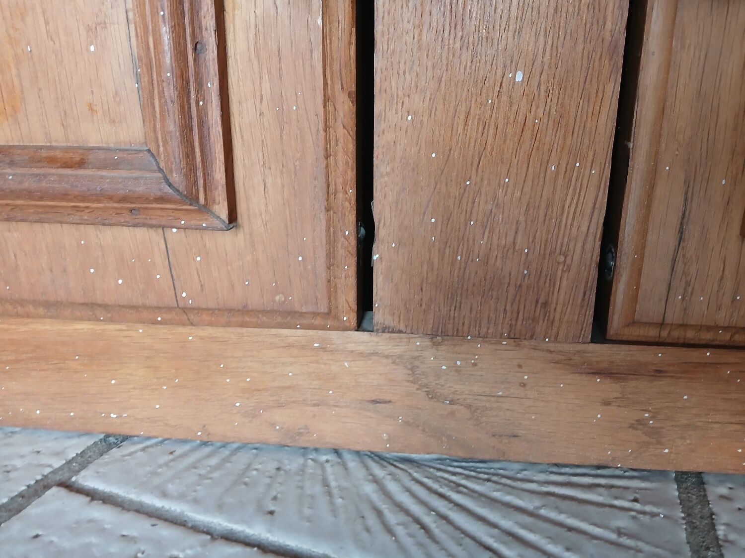 Low oak furniture in the Dudouyt style, with a sculpted front.