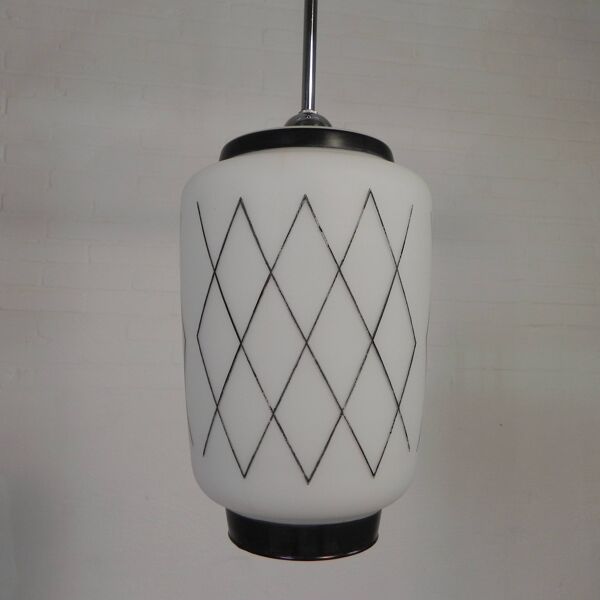 Suspension vintage avec abat-jour en opaline et décoration noire, années 1950