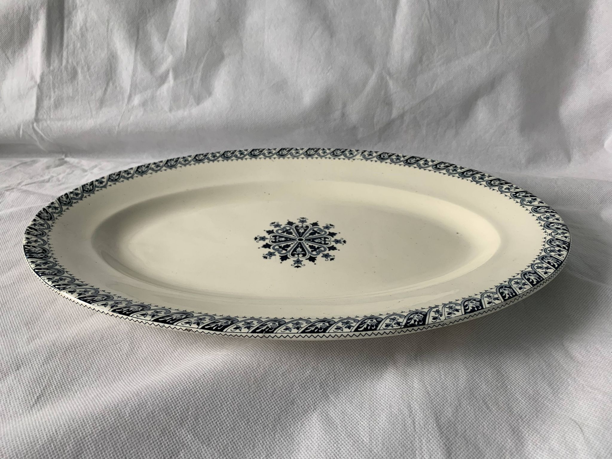 Lot of 12 old flat plates and 2 dishes, Terre de fer Henri II Salins