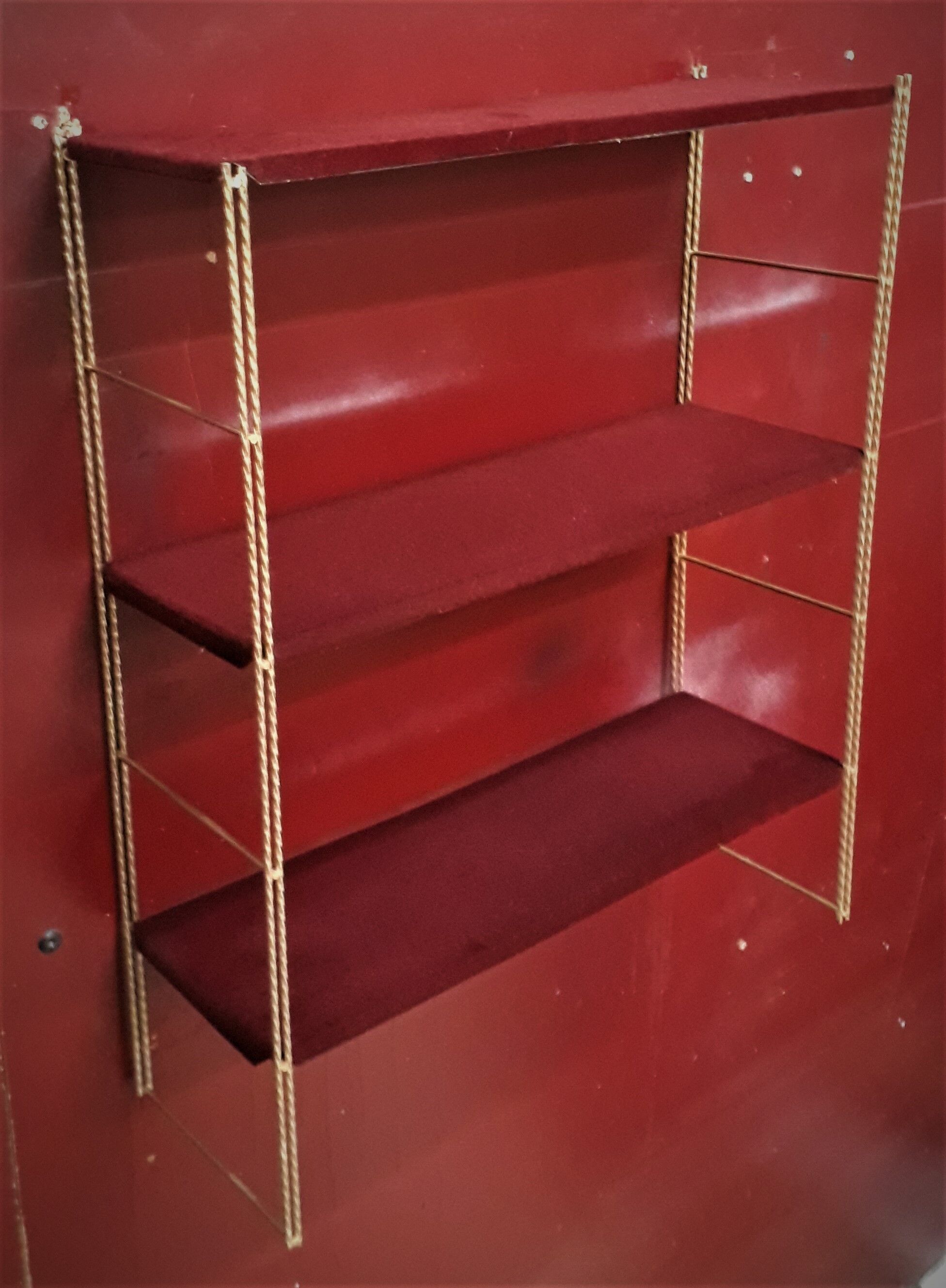 String metal shelf
