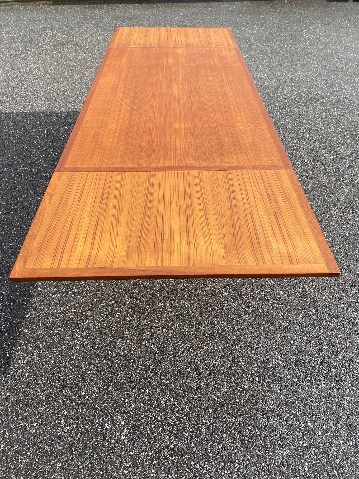 Niels calf otto dining table with extensions