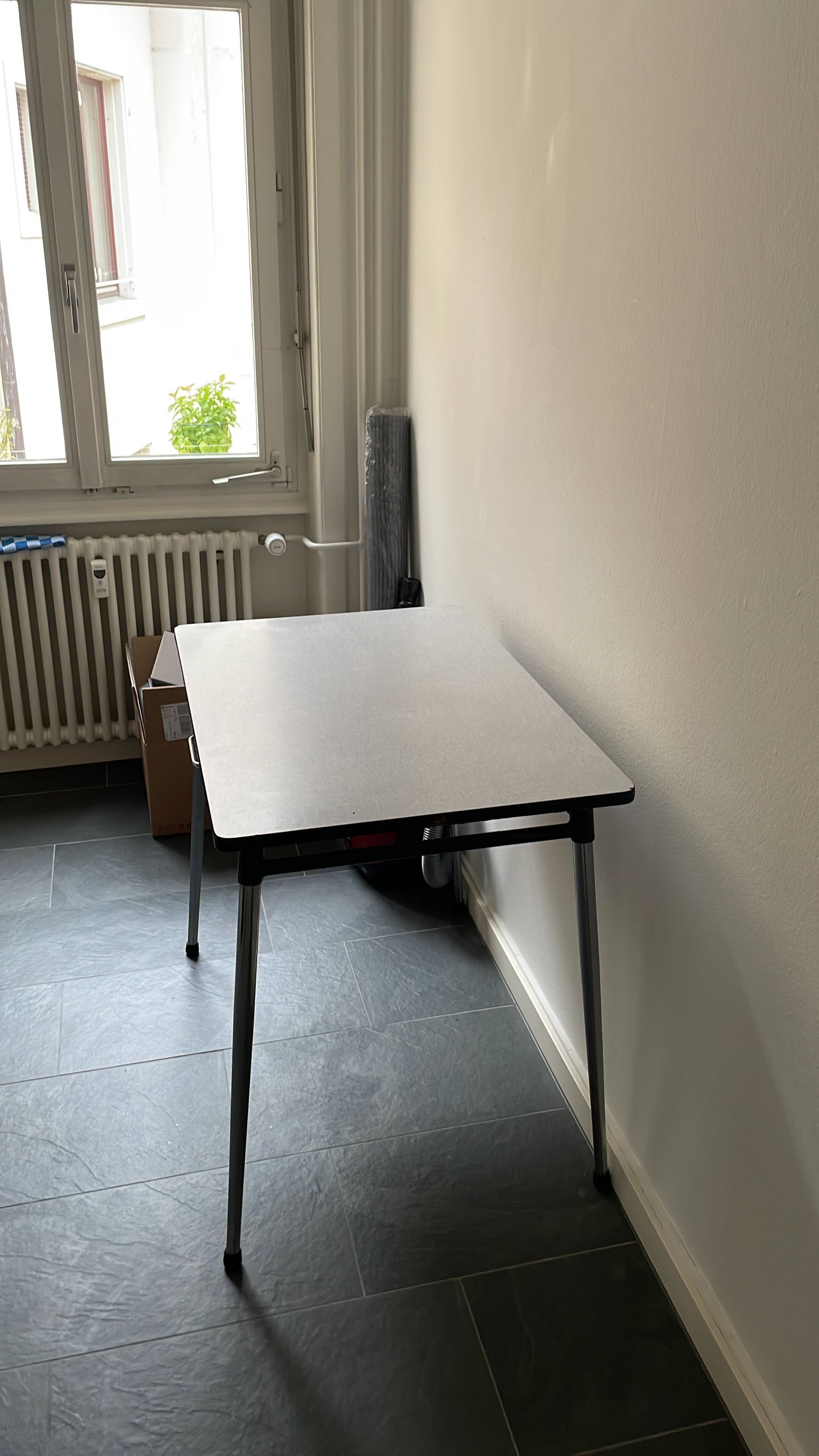 Table formica grise et ses 3 chaises