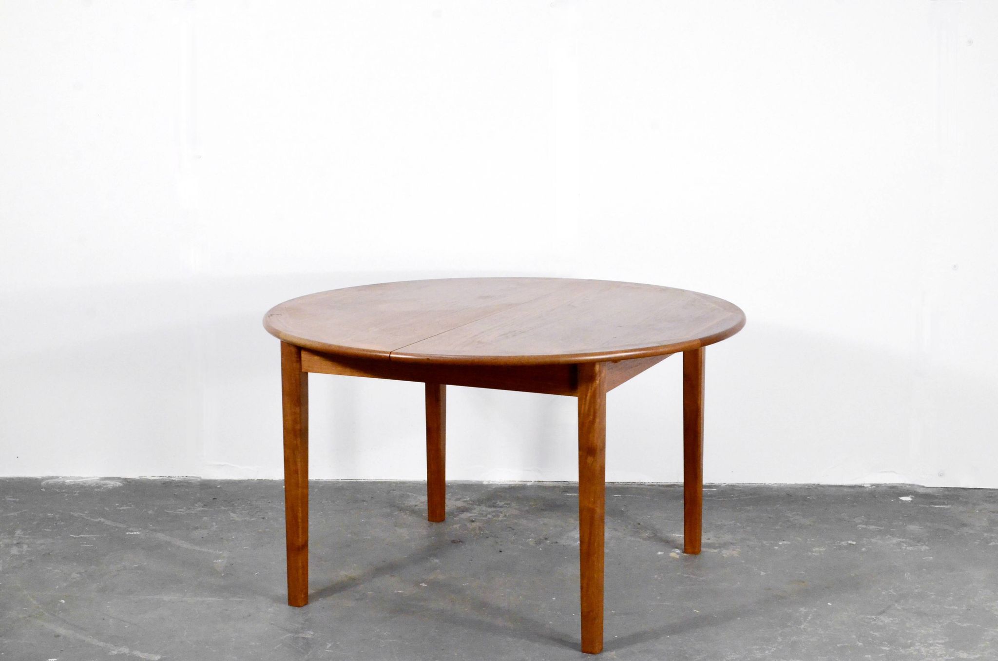 Table ronde extensible en teck danois des années 50.