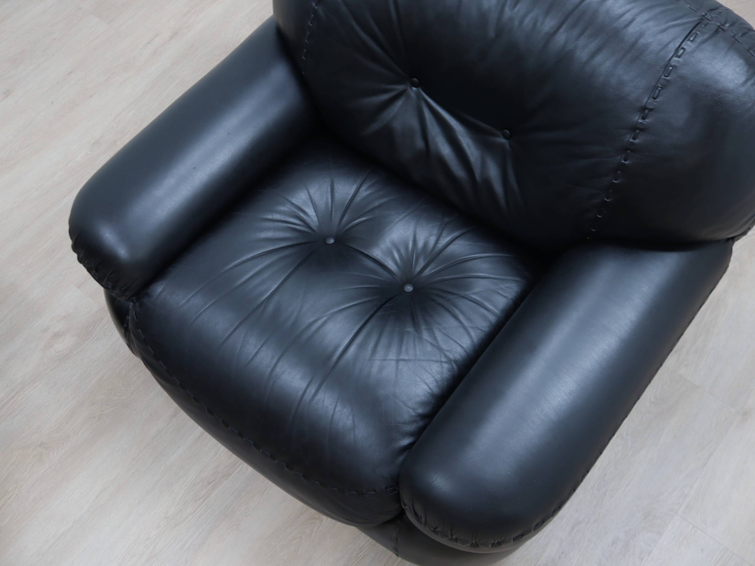 Pair of Mobil Girgi Sapporo armchairs black leather Italy 1970s