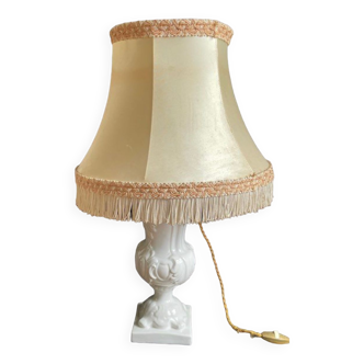 Lampe opaline, potiche blanche, abat-jour