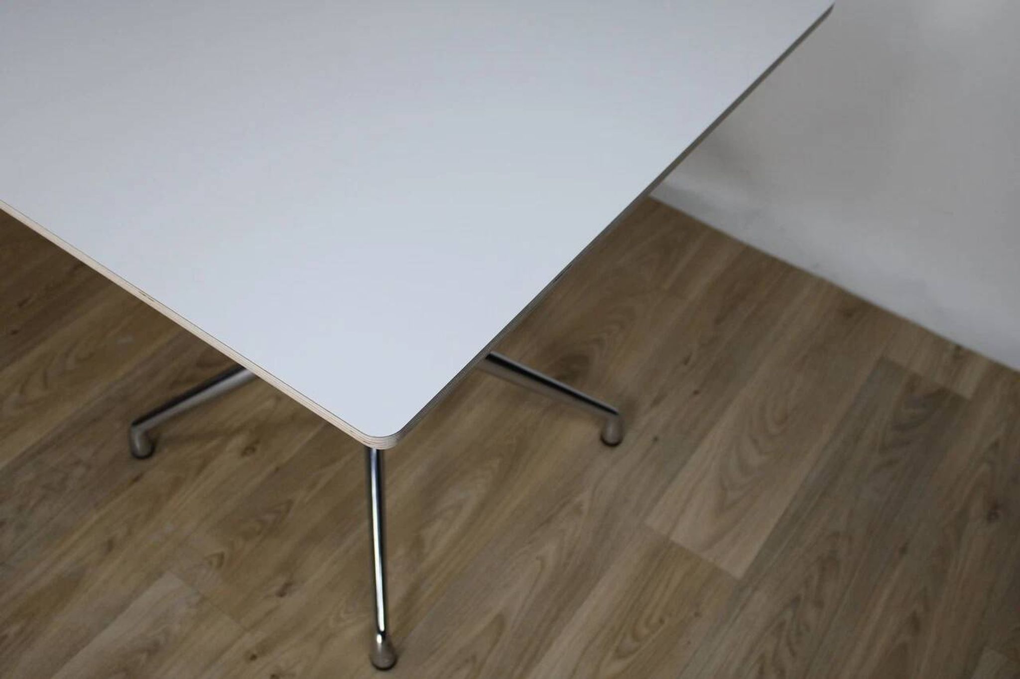 Table HAY About a Table AA15 blanc carré par Hee Welling