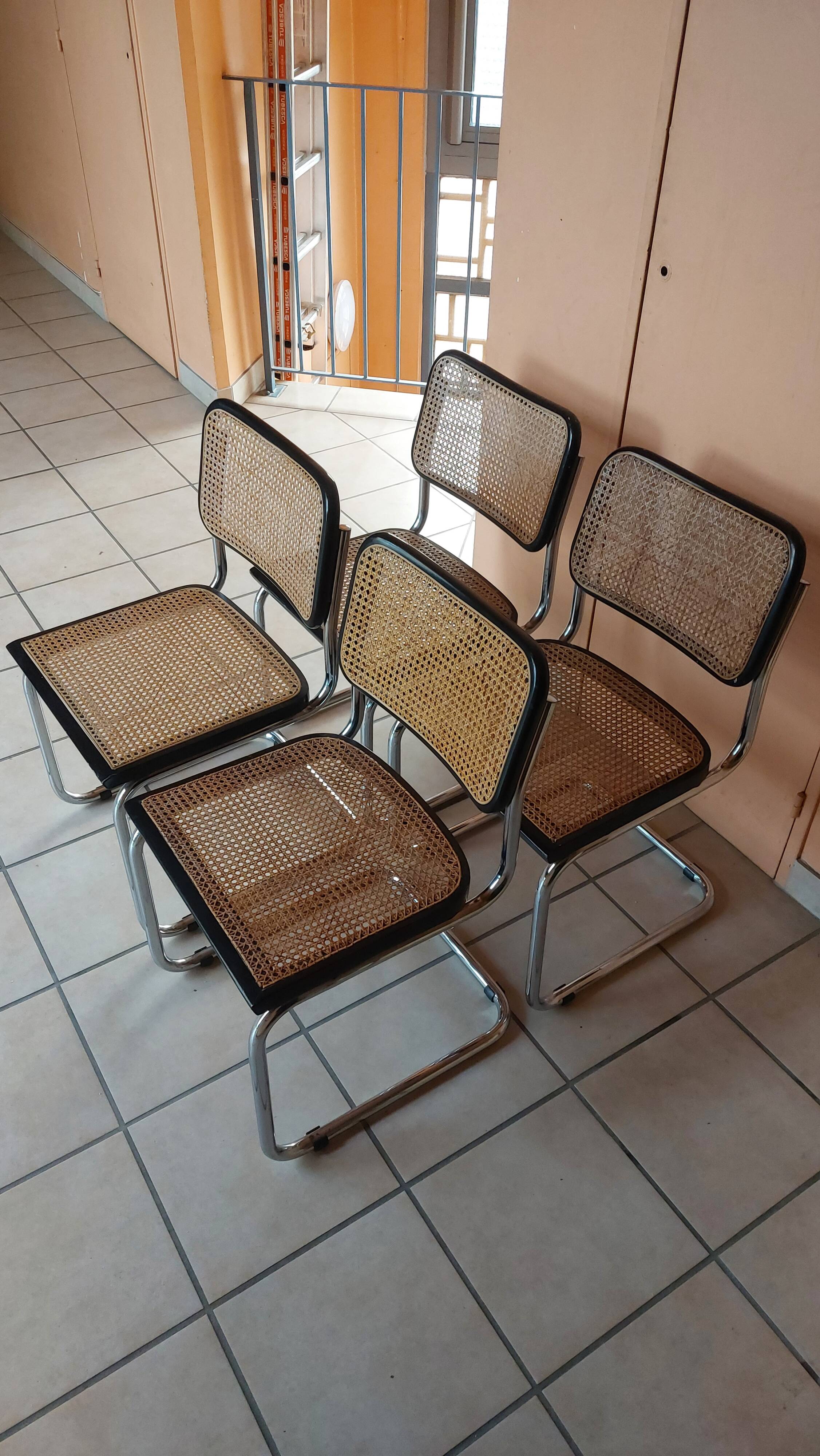 4 chairs B32