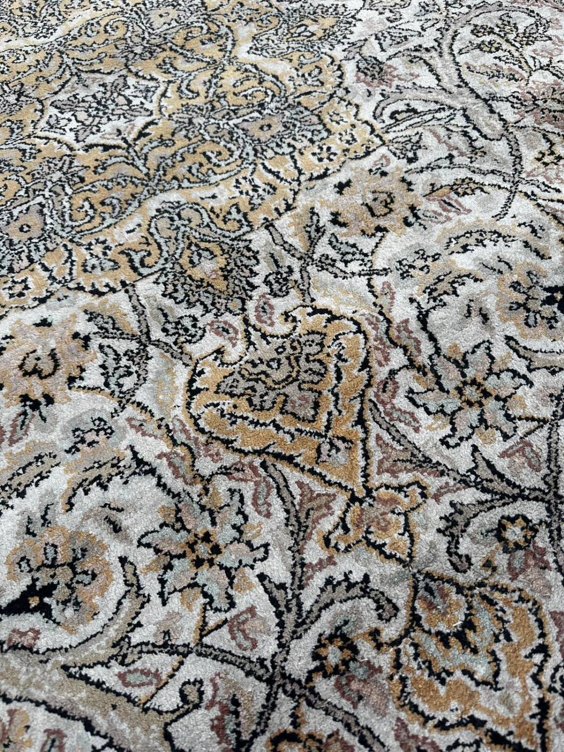 Persian rug in pure silk