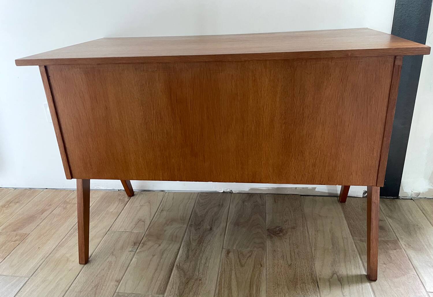 Bureau en chêne, piètement compas, 3 tiroirs, années 60