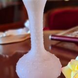 Petit vase en verre moulé