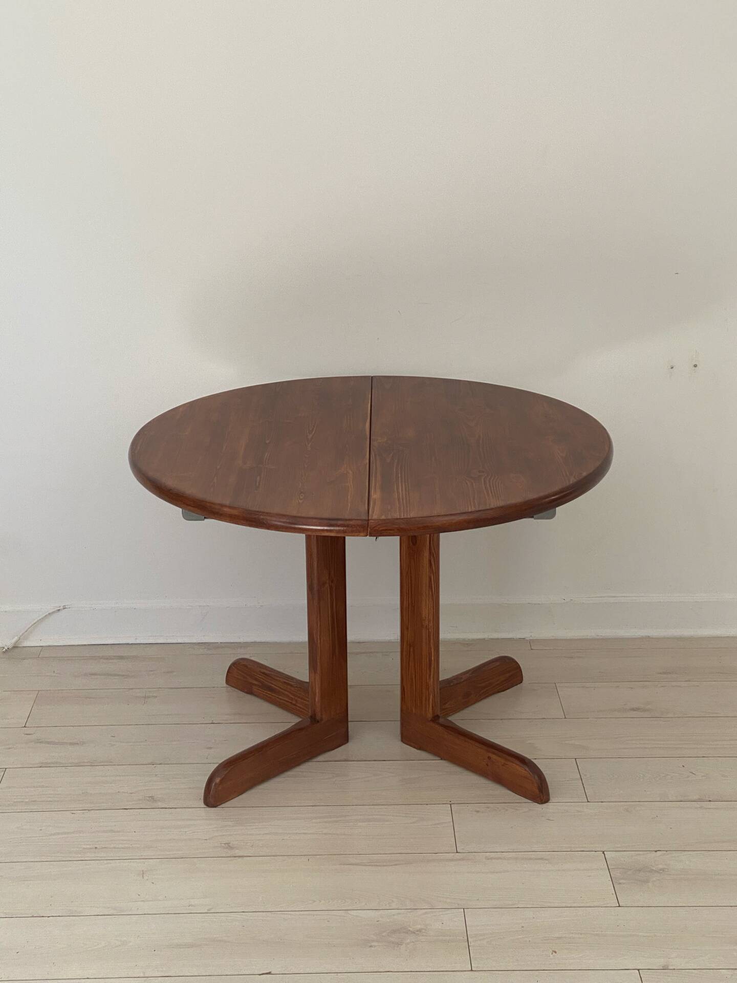 Extendable table for 4/6 people in pine.