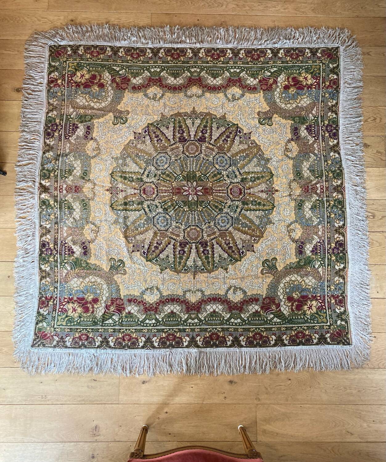 Nappe en soie d’Alger époque début XXe motifs floraux rehaussés de fils dorés, fait main