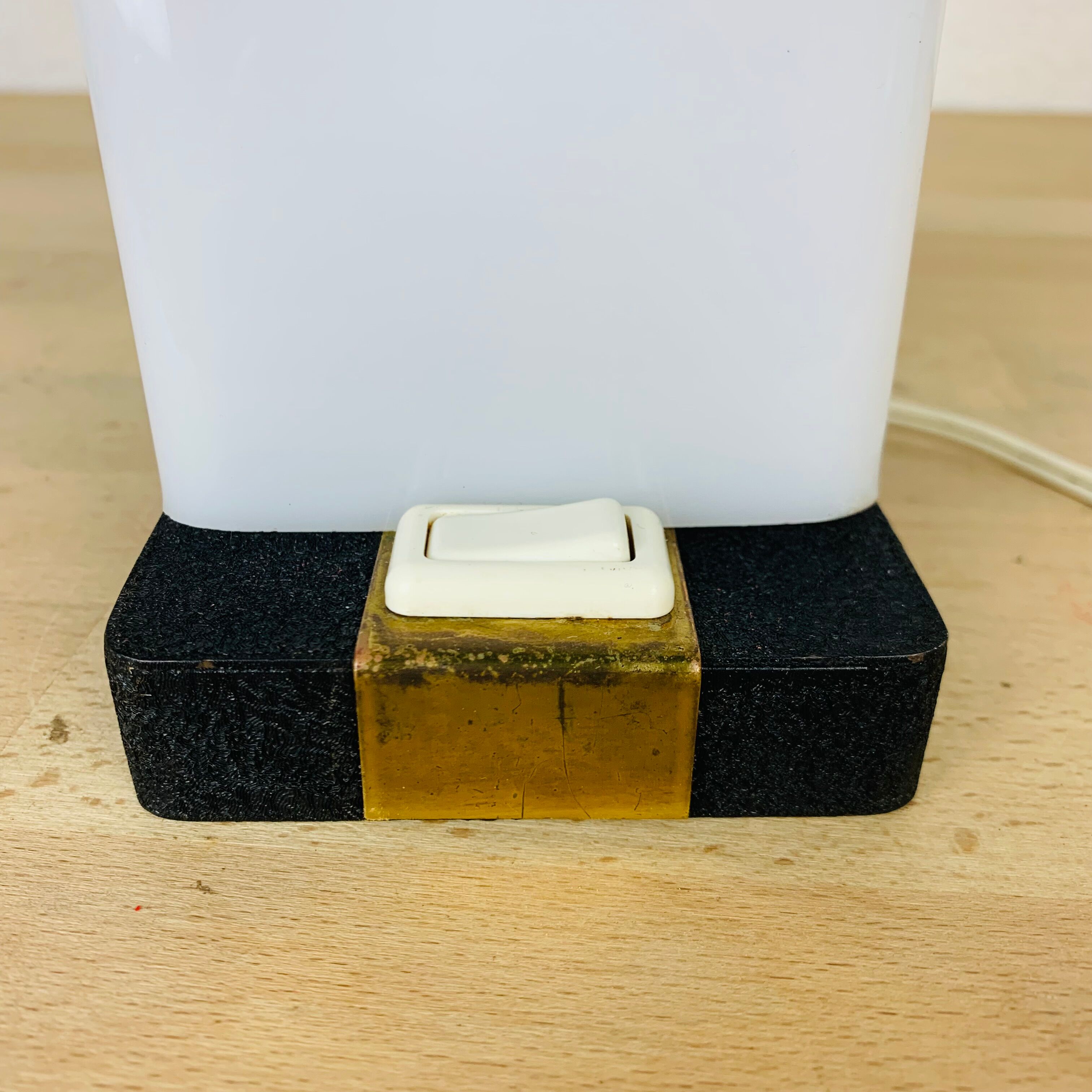 Lampe années 50 noire et dorée