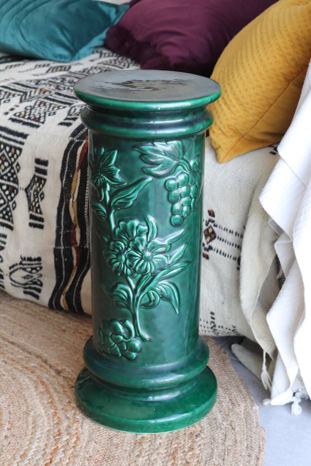 Pedestal column in green ceramic with flower and fruit decoration