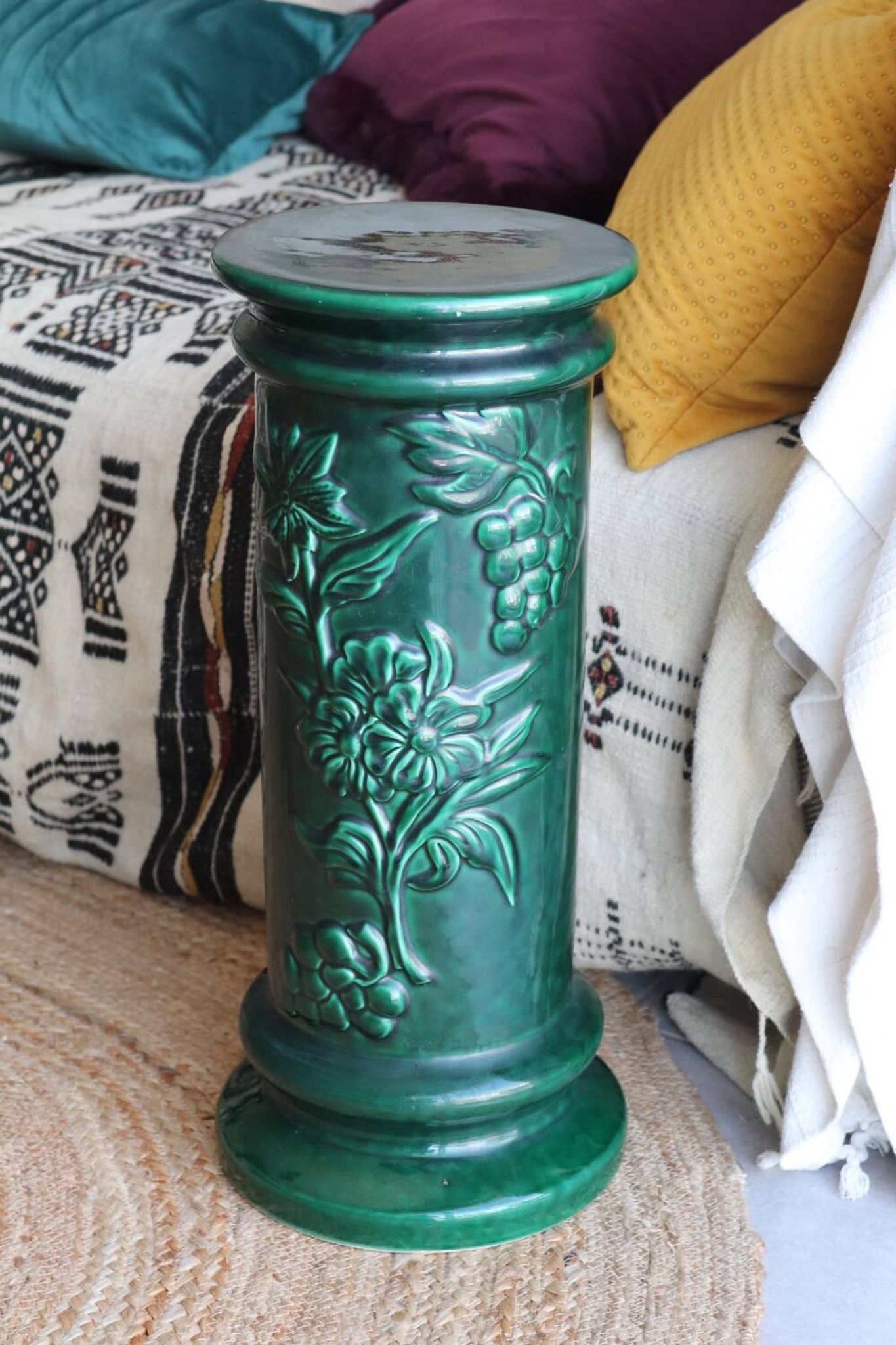 Pedestal column in green ceramic with flower and fruit decoration