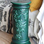 Pedestal column in green ceramic with flower and fruit decoration