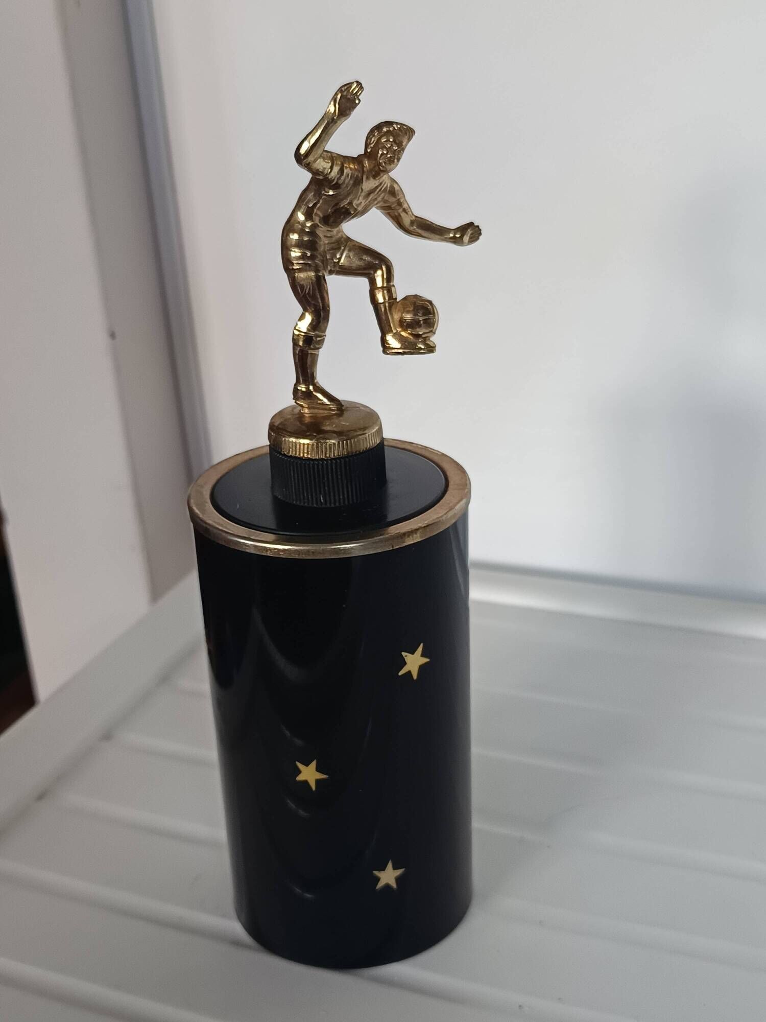 vintage cigarette dispenser footballer 60s/70s