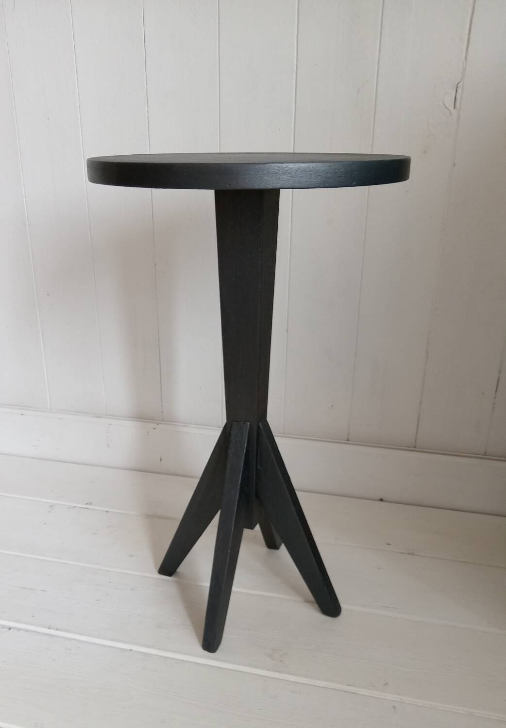 Pedestal table