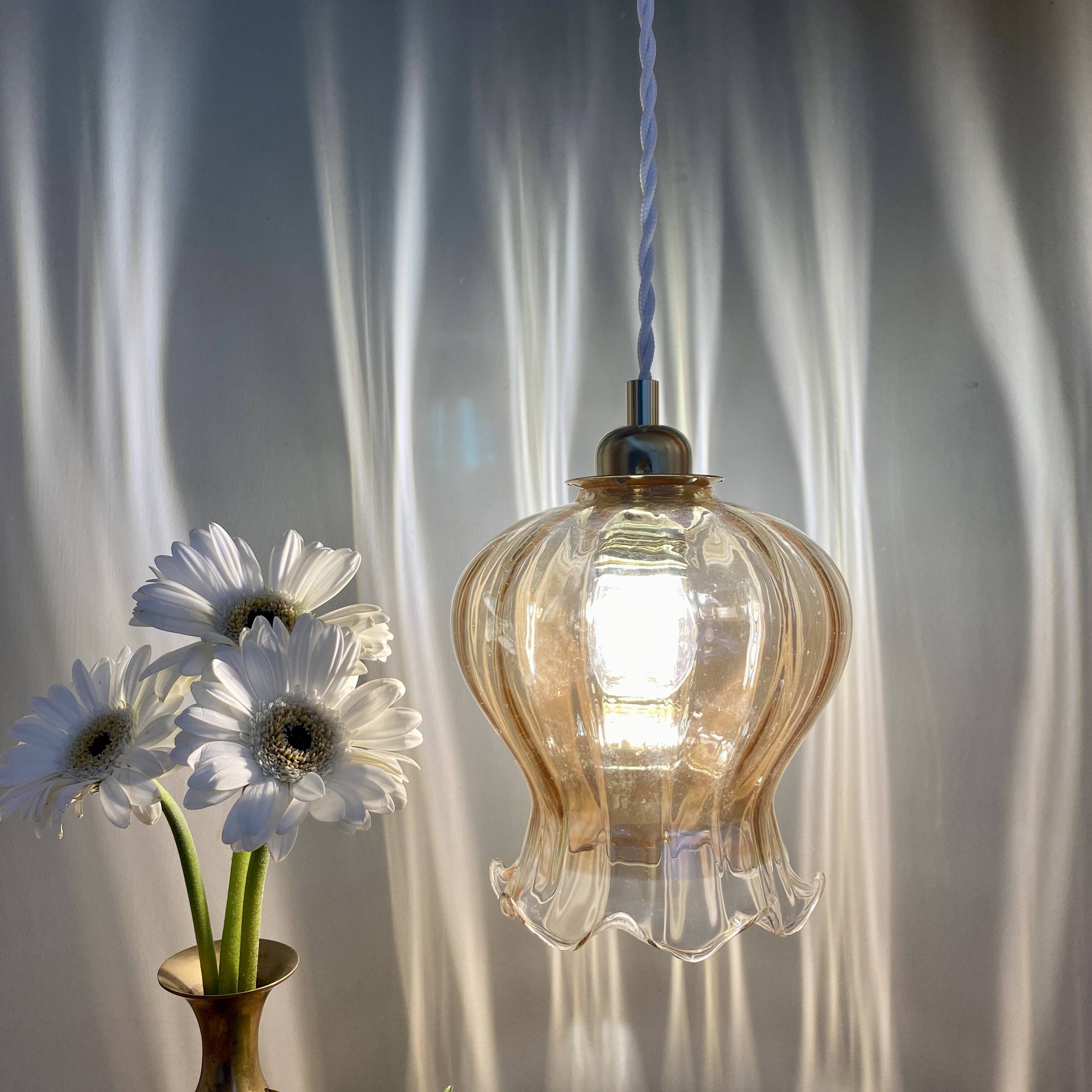 Susspension globe vintage en verre ambré légèrement nacré