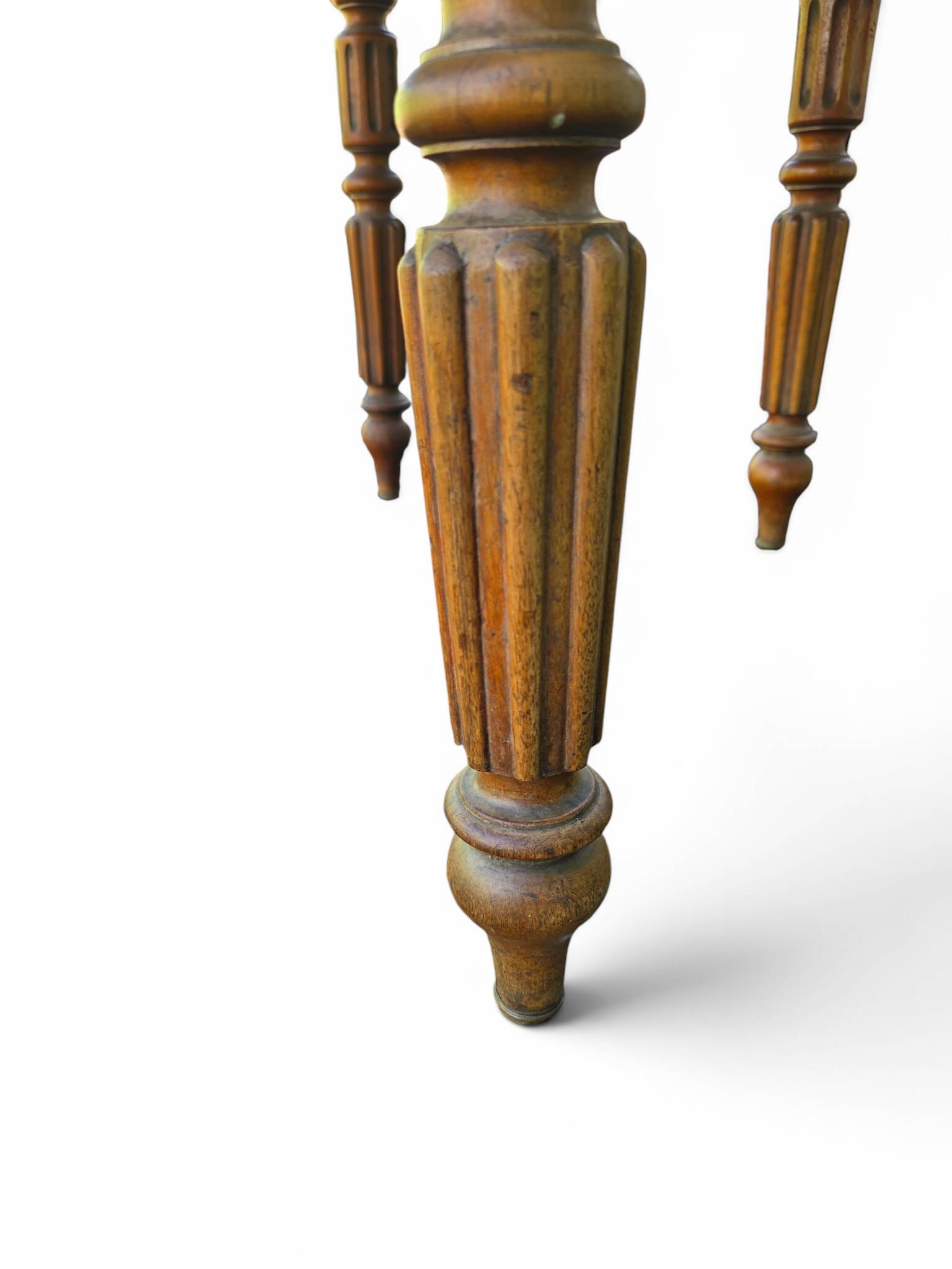 Antique drop-leaf table in wood, with turned legs and castors.