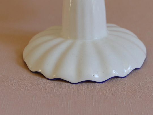 White porcelain wall lamp with blue border