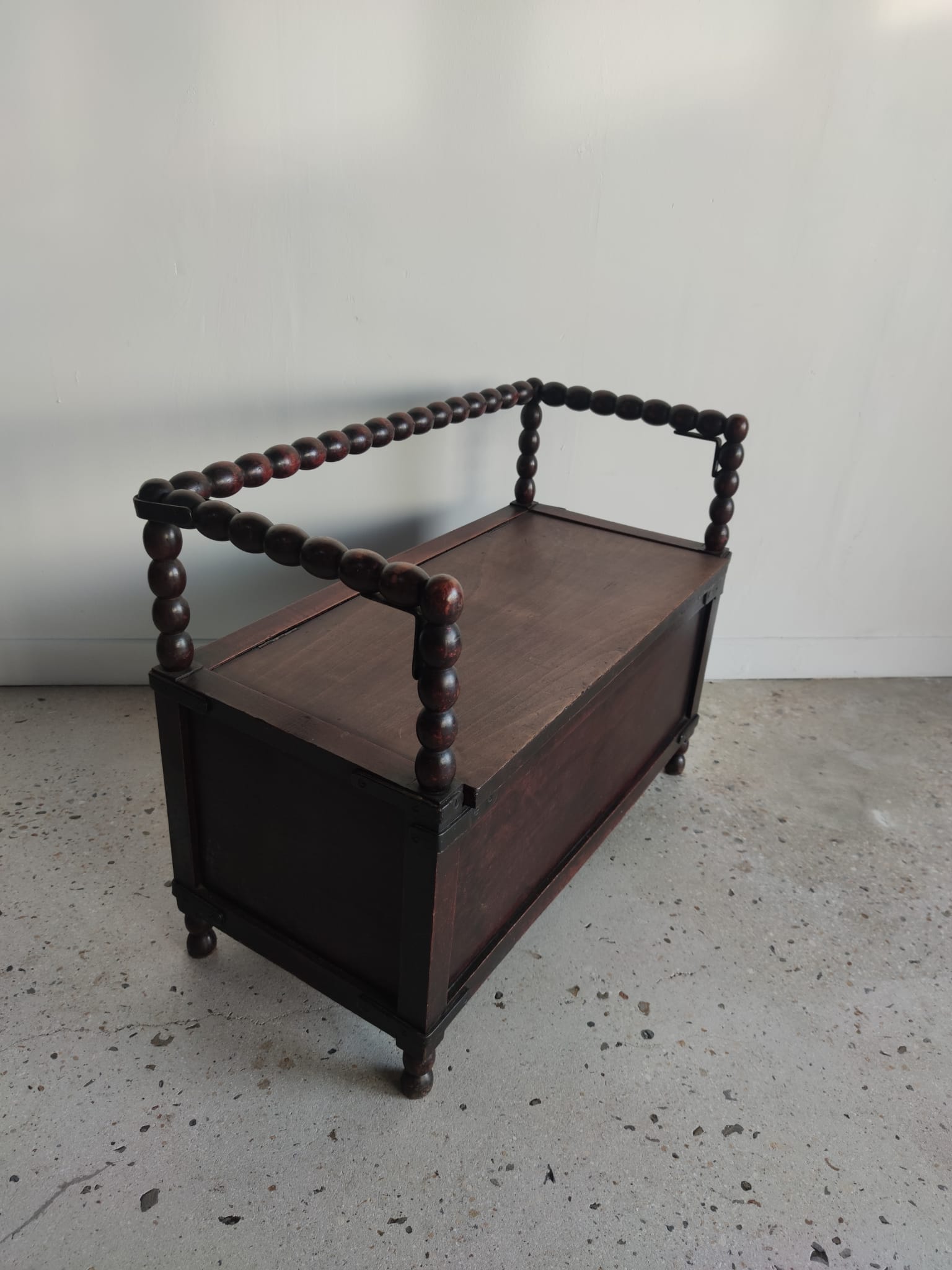 Natural wood chest forming a bench, ringed shoulders