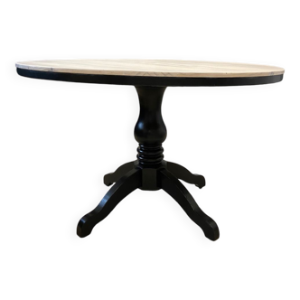 Round dining table