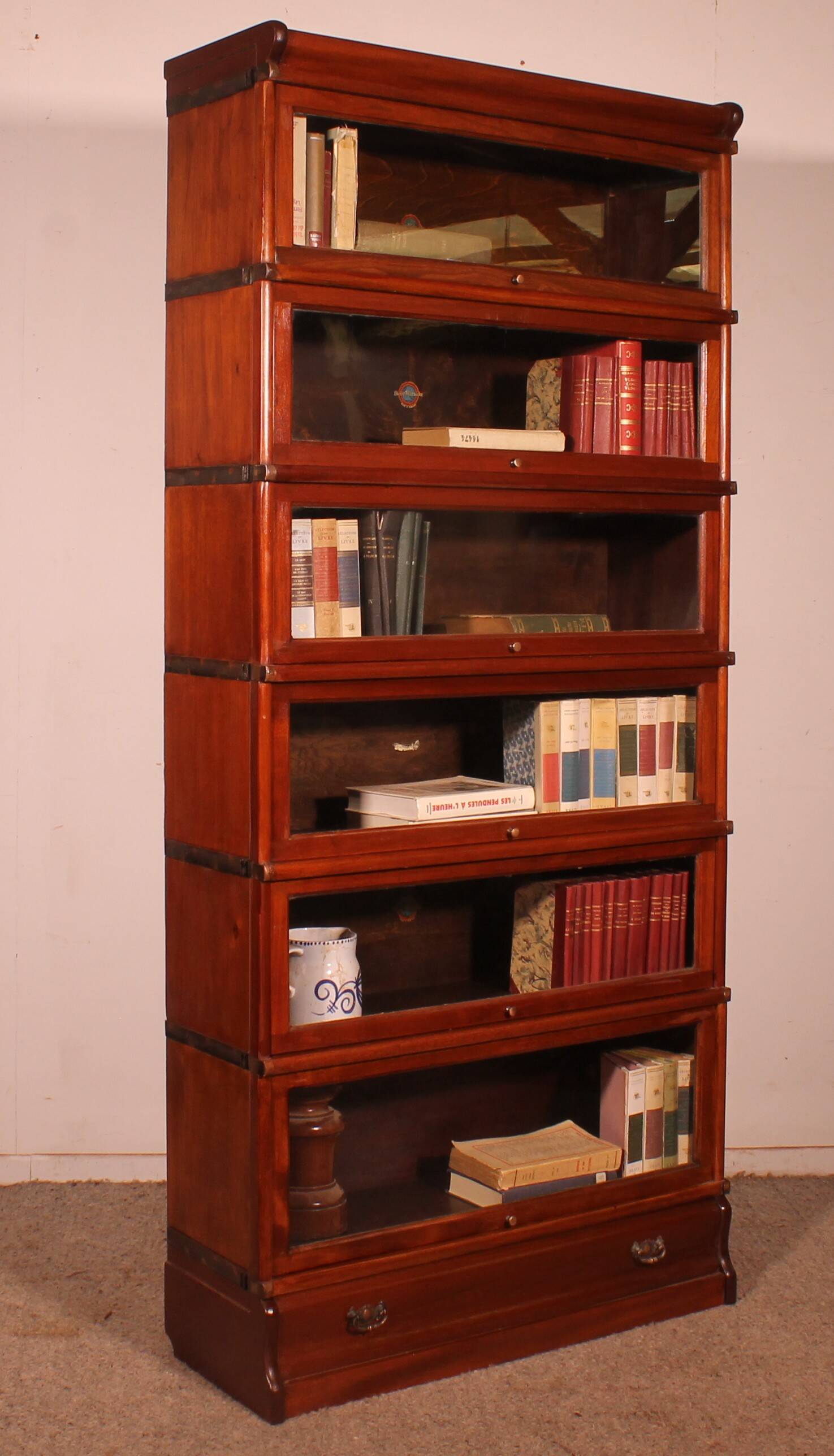 Globe Wernicke Library in mahogany with 6 elements and drawer.