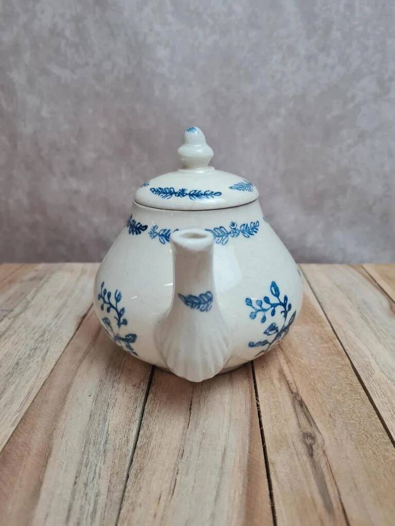 Antique glazed stoneware teapot with blue decoration – Saint-Uzé spirit