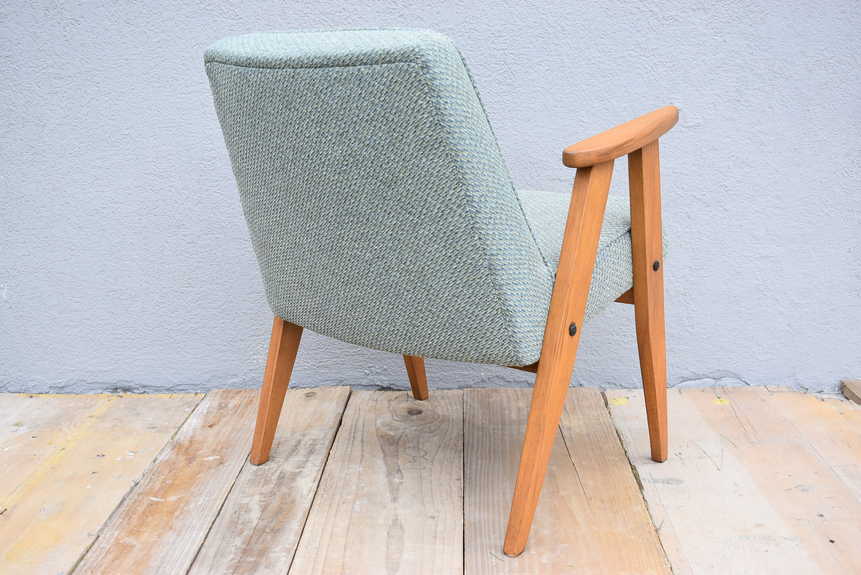 Fauteuil restauré vintage, années 60, conçu par J.Chierowski, tissu vert