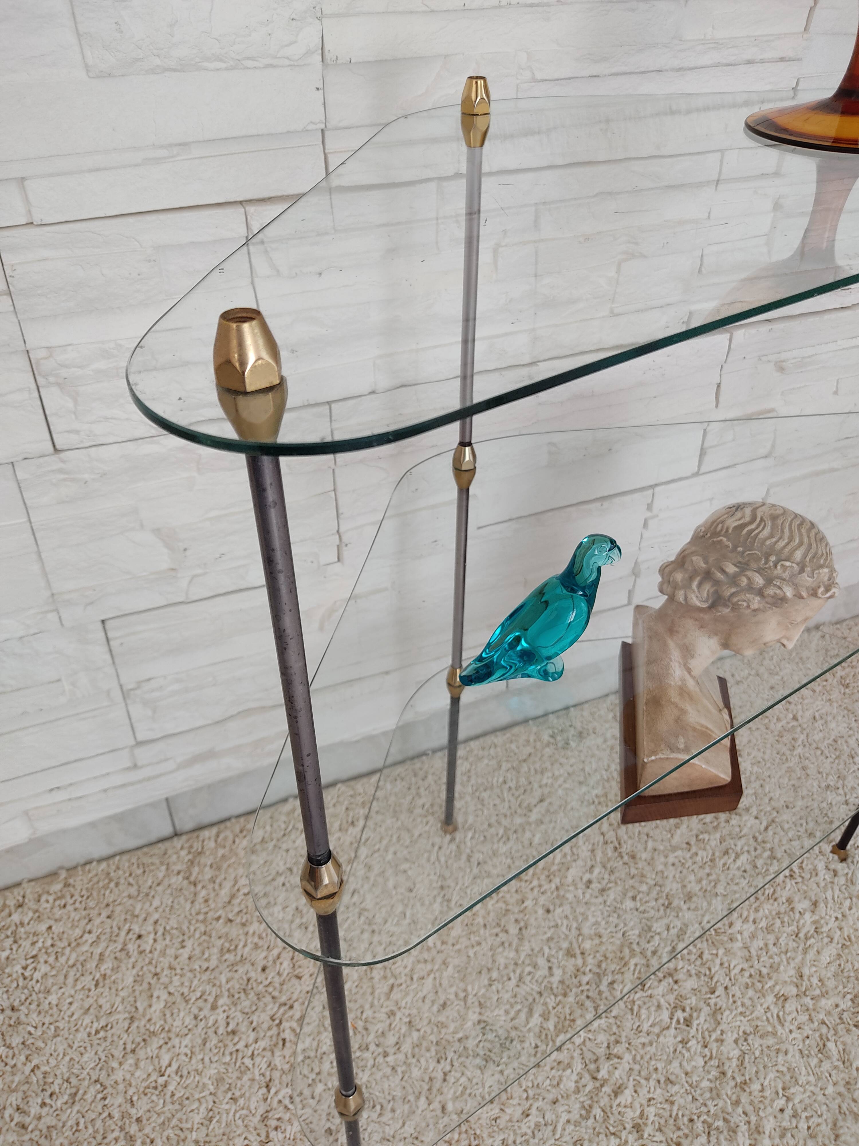 Showcase shelves tripod Design Henry Lyon 1950