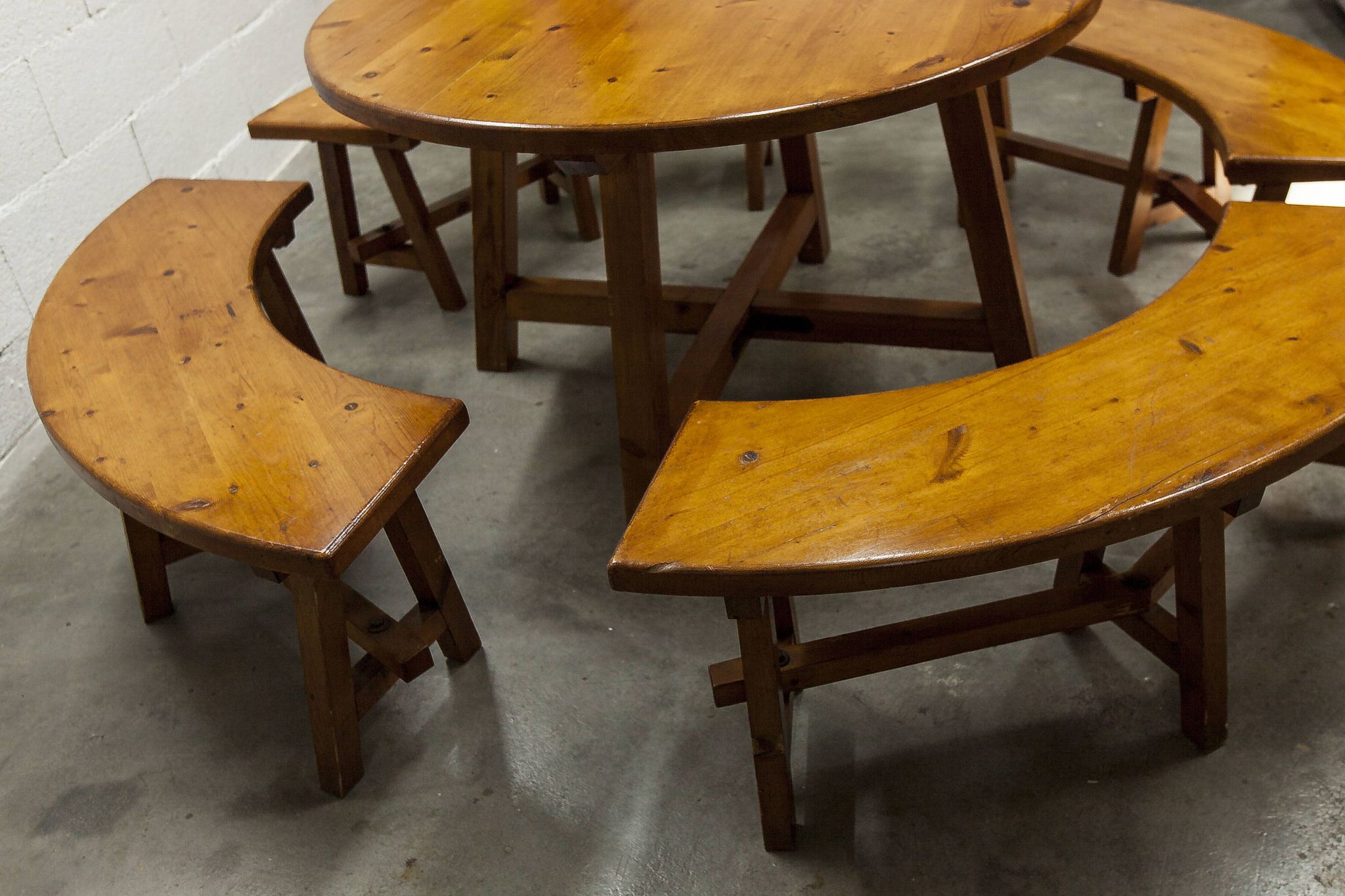 Brutalist ensemble round table 113cm and its 4 rounded stools 1960