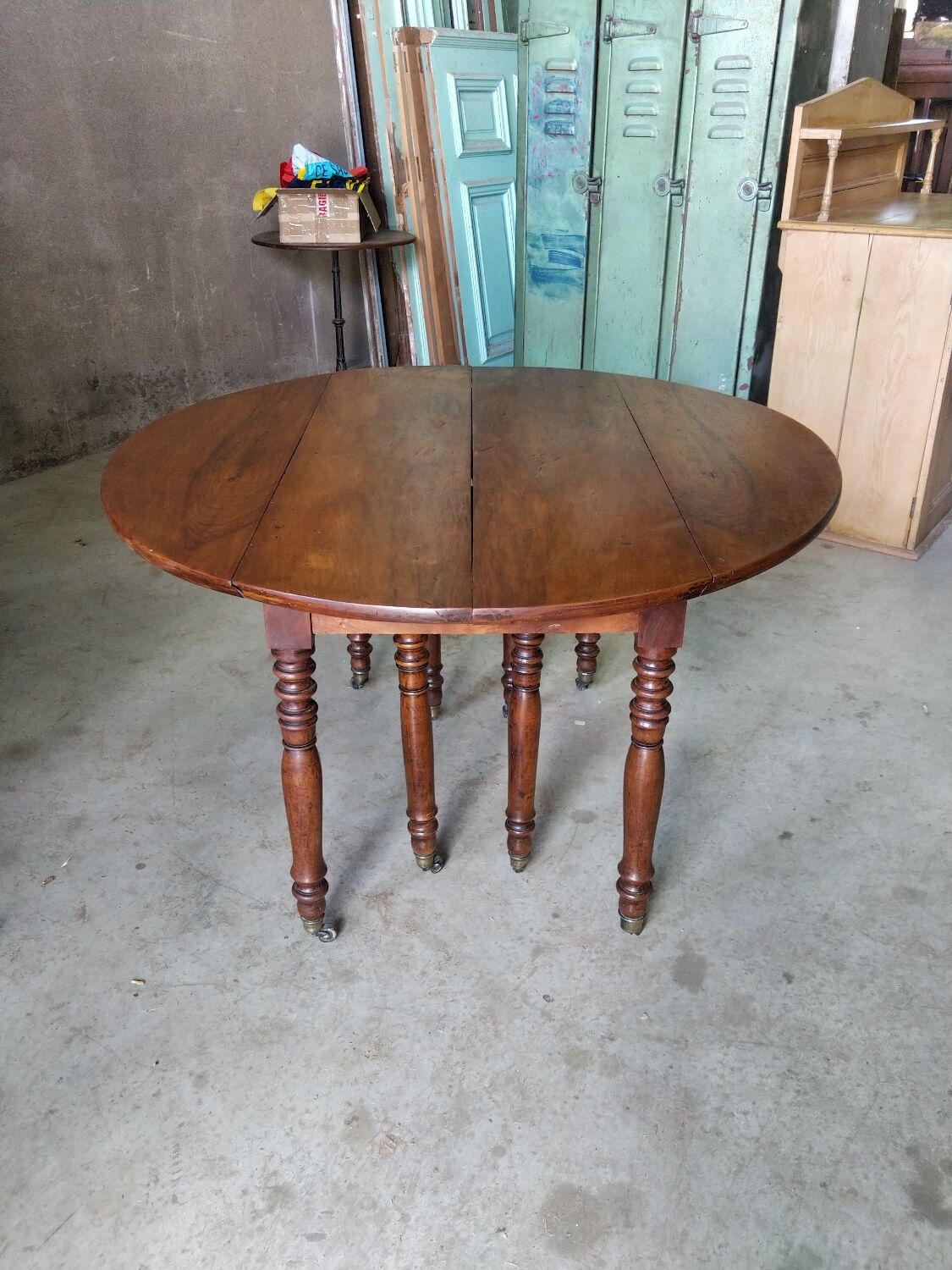 Extending table with 8 legs