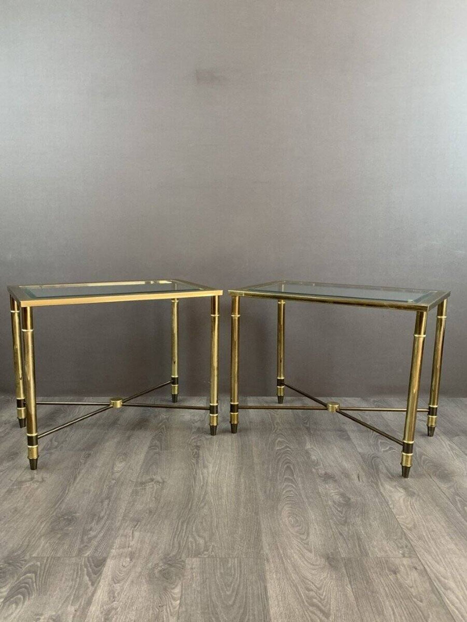 Paire de tables d’appoint en métal et verre, XXème siècle
