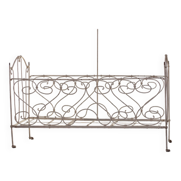 Lit d'enfant pliant avec ciel en fer forgé ou banquette de jardin romantique 19e