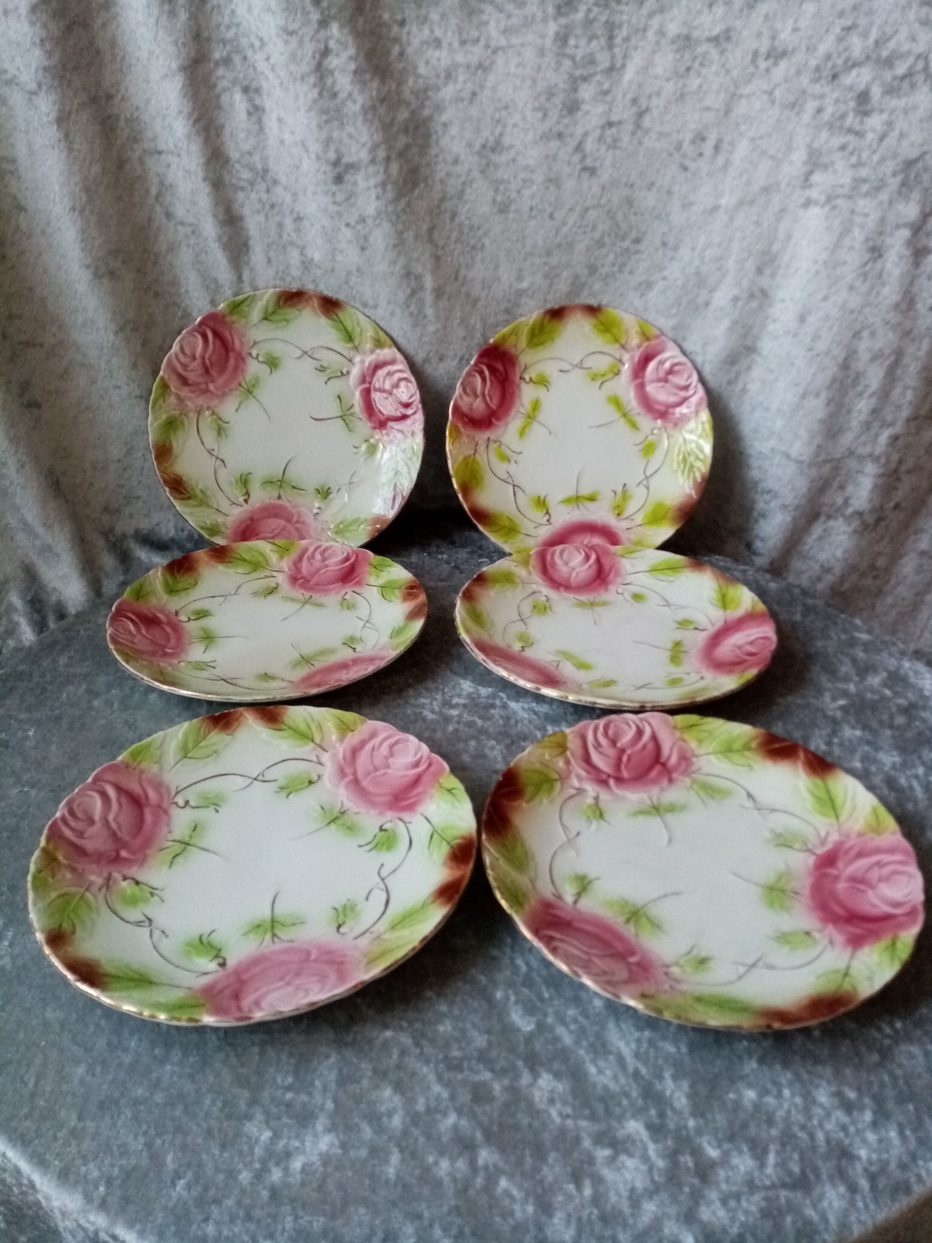 Series of 6 plates in slip decorated with roses