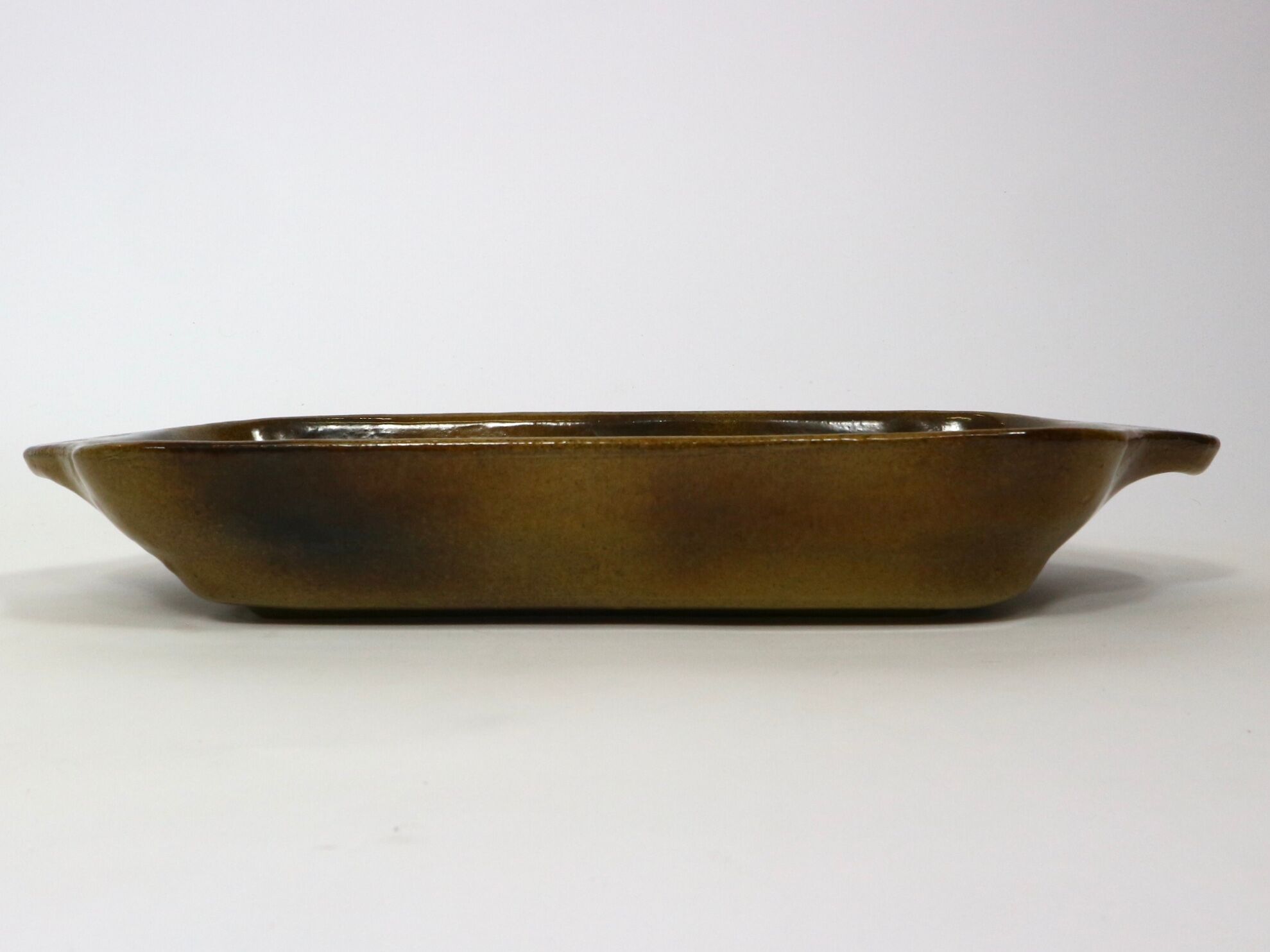 Vintage service plates and serving trays, 39 pieces, silk-screened.