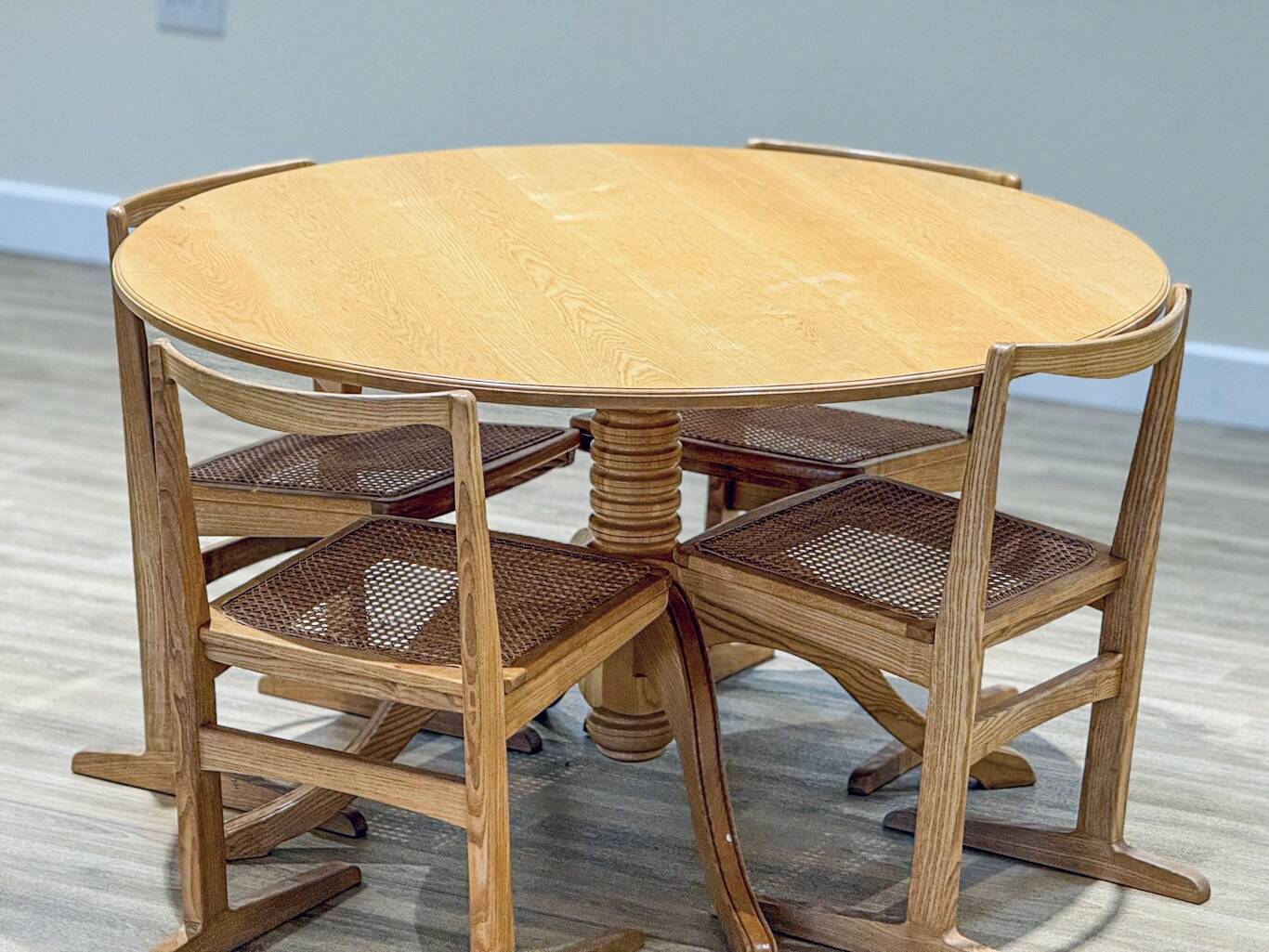 Table à manger circulaire en orme des années 50 et 4 chaises en rotin, ensemble original des années 1960.