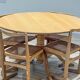 Table à manger circulaire en orme des années 50 et 4 chaises en rotin, ensemble original des années 1960.