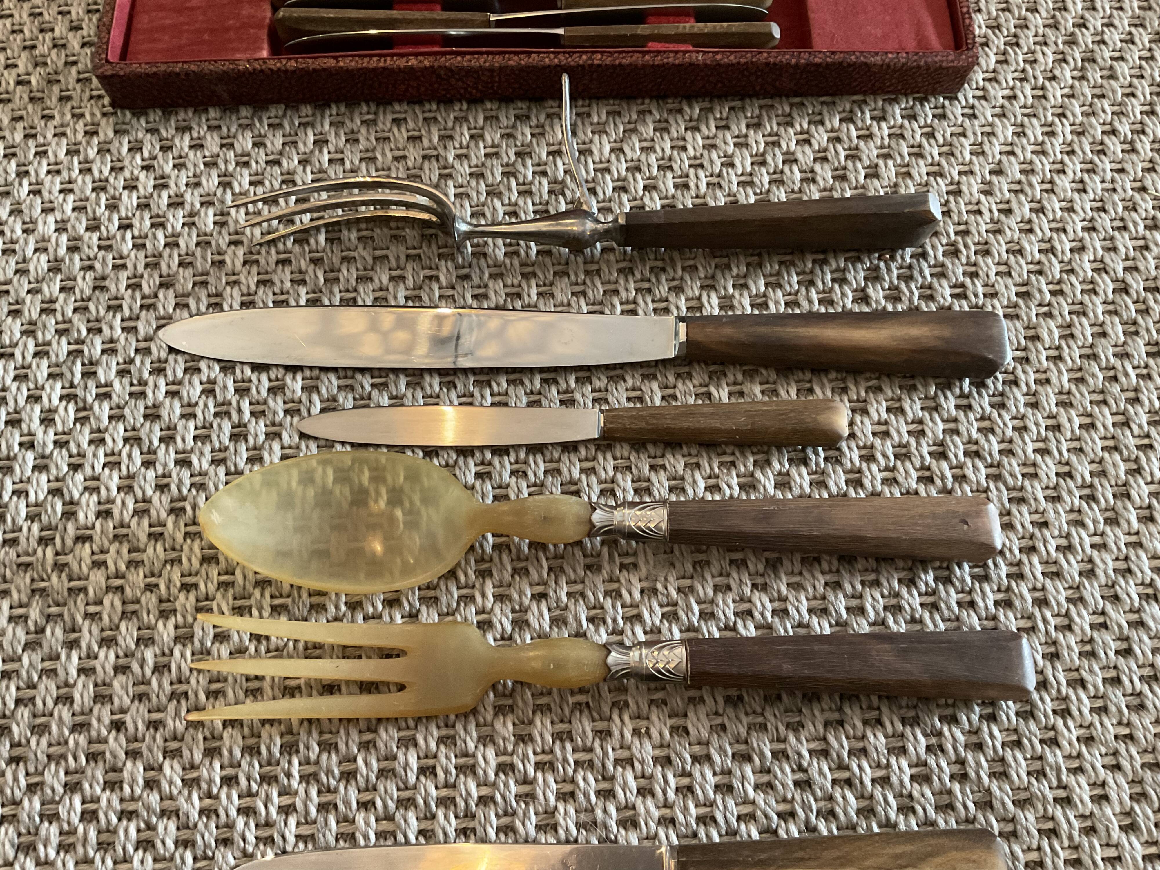 Box 28 pieces, knives and service cutlery