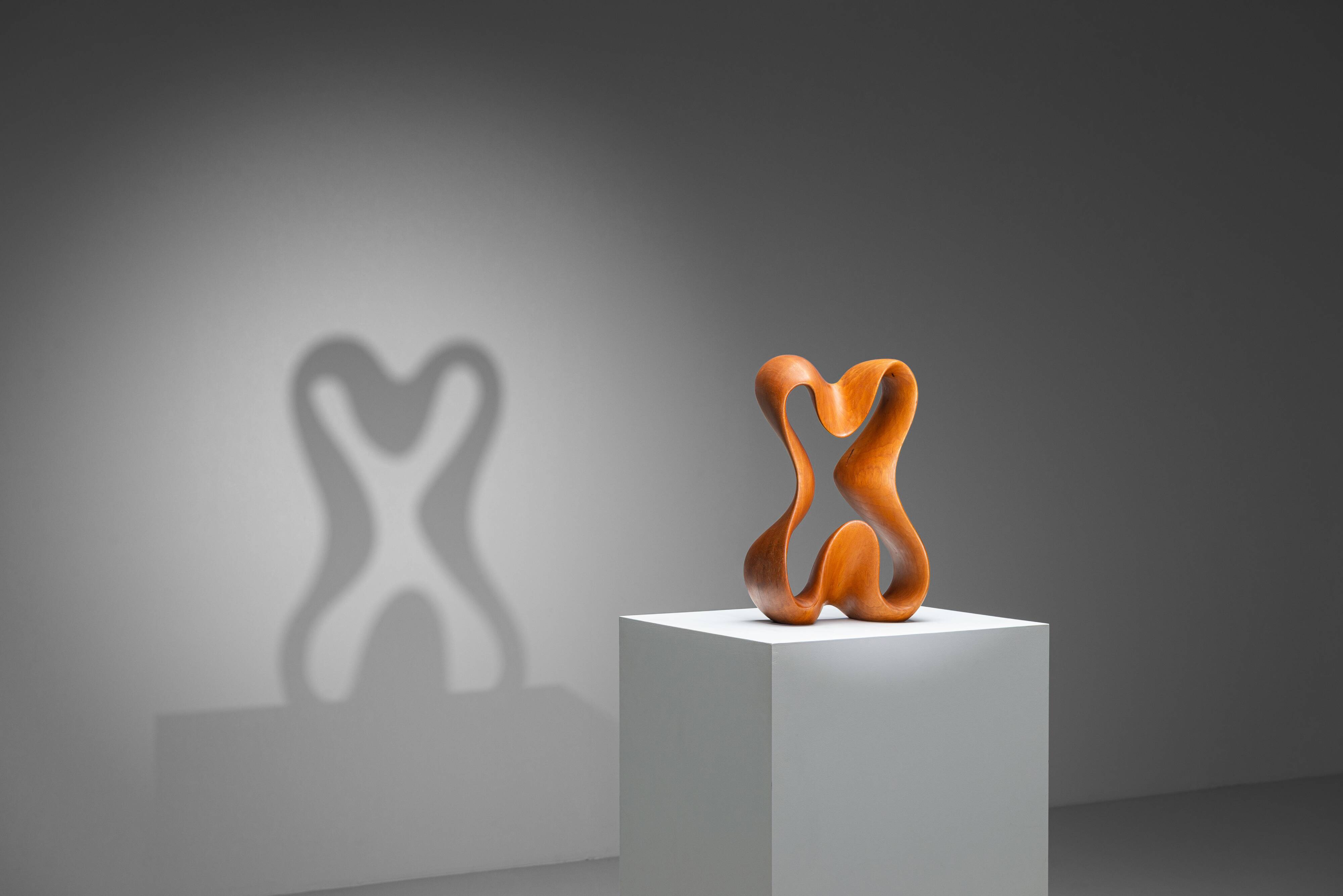 Sculpture abstraite avec des courbes organiques fluides.