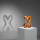 Sculpture abstraite avec des courbes organiques fluides.