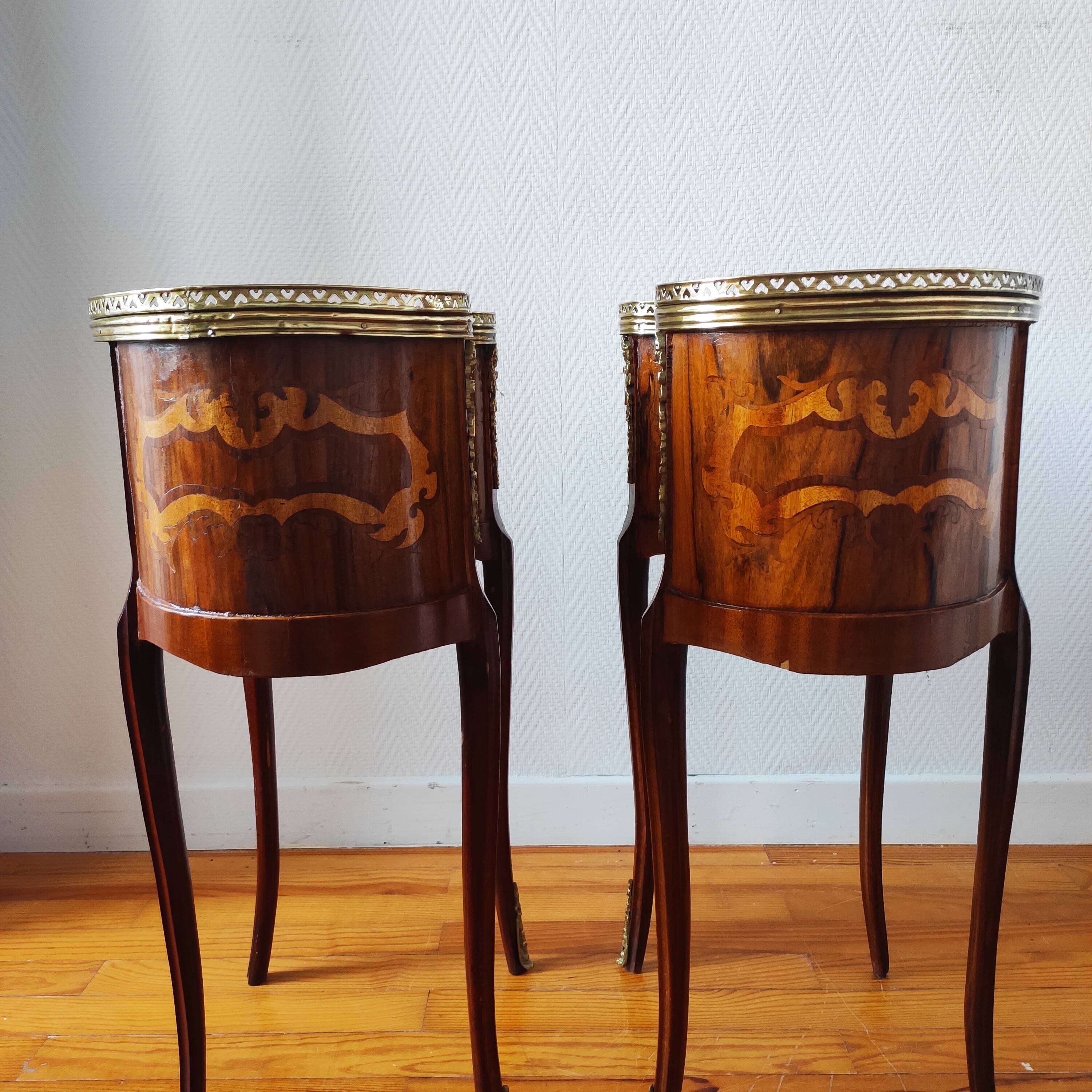 Paire de tables de chevet style Louis XV en bois marqueté