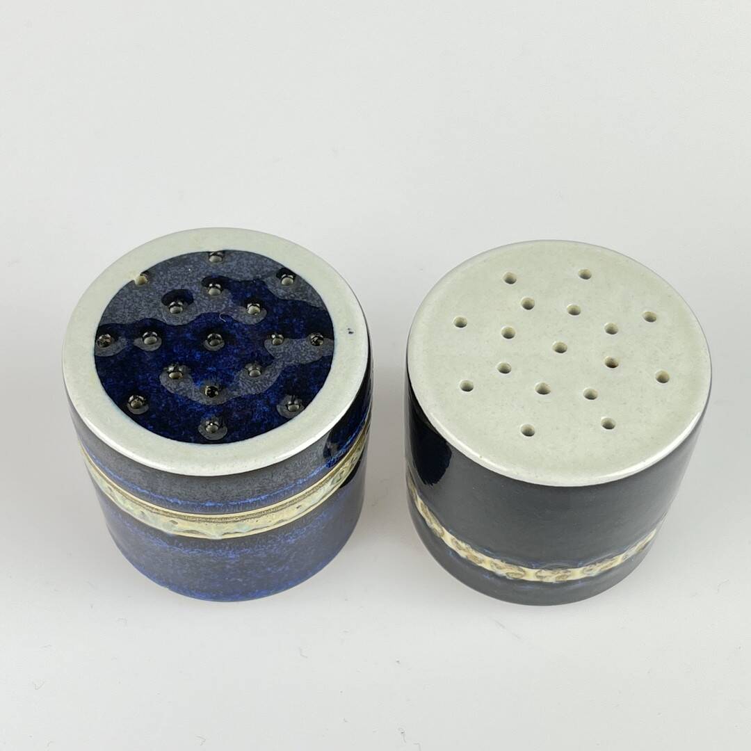 Salt and pepper shakers in earthenware from the Tenera series by Inge-Lise Koefoed for Roya.