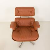 Fauteuil lounge avec repose-pieds en cuir aniline, conçu par Charles et Ray Eames
