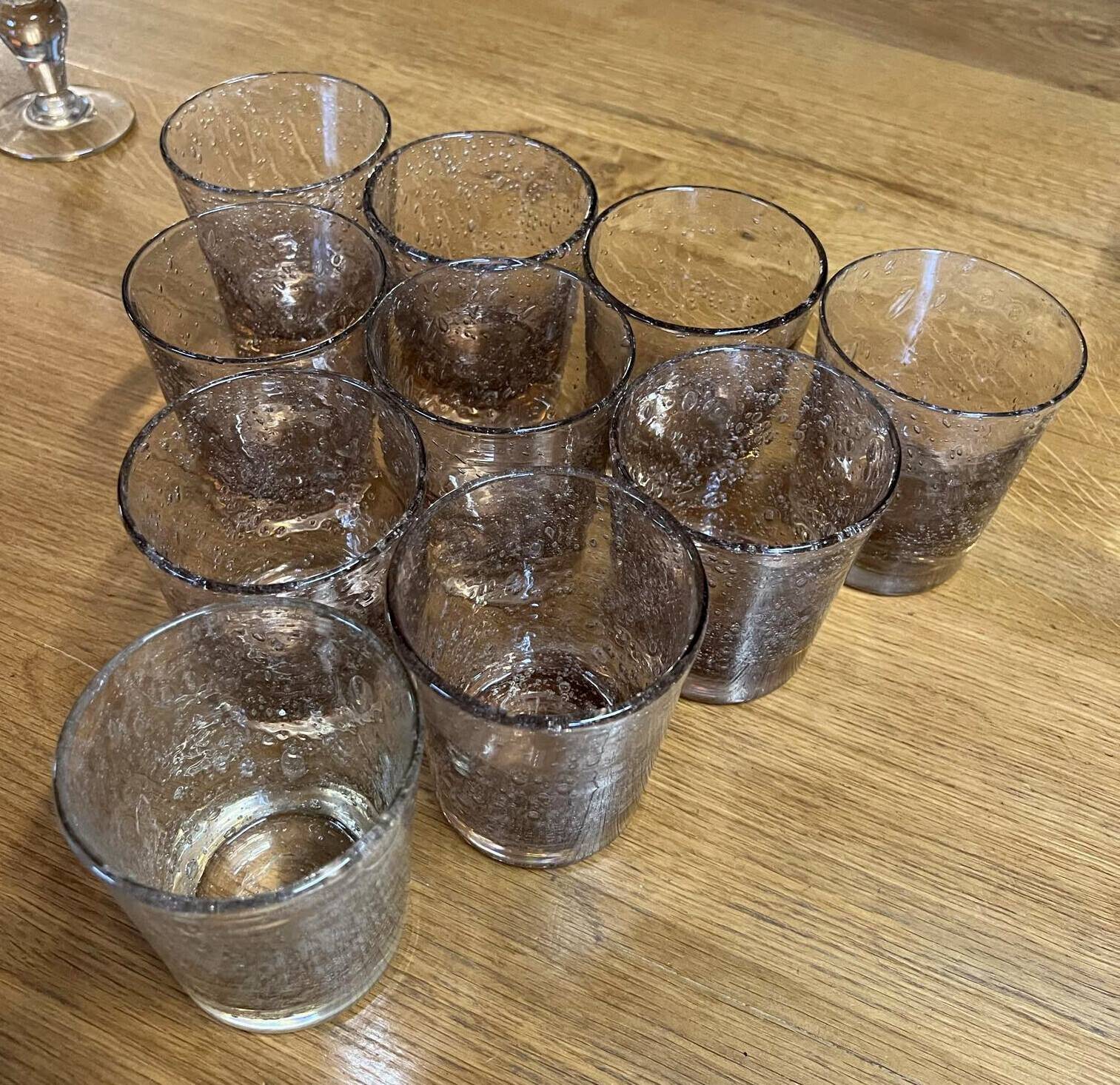 Biot XXeme : série de 10 verres a citronnade en verre bullé signés reflets brun orangé