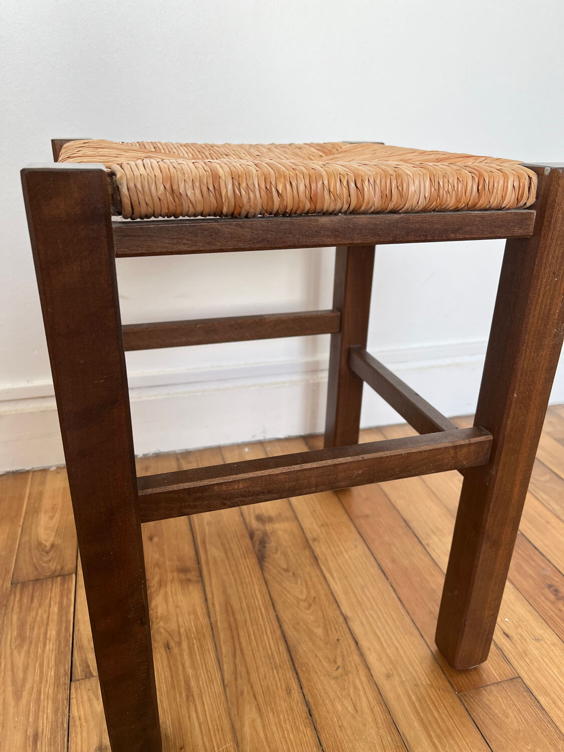 Tabouret en bois paillé