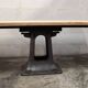 Table industrielle plateau chêne et pied central fonte