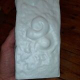 Petit vase carré vintage italien,  en céramique blanche,  décor fossil