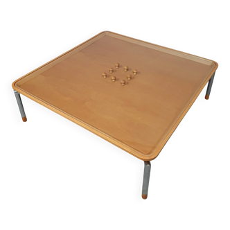 Table basse rare 110 x 110 x hauteur 35 cm avec 8 bouchons en bois/liège dans le plateau en verre.